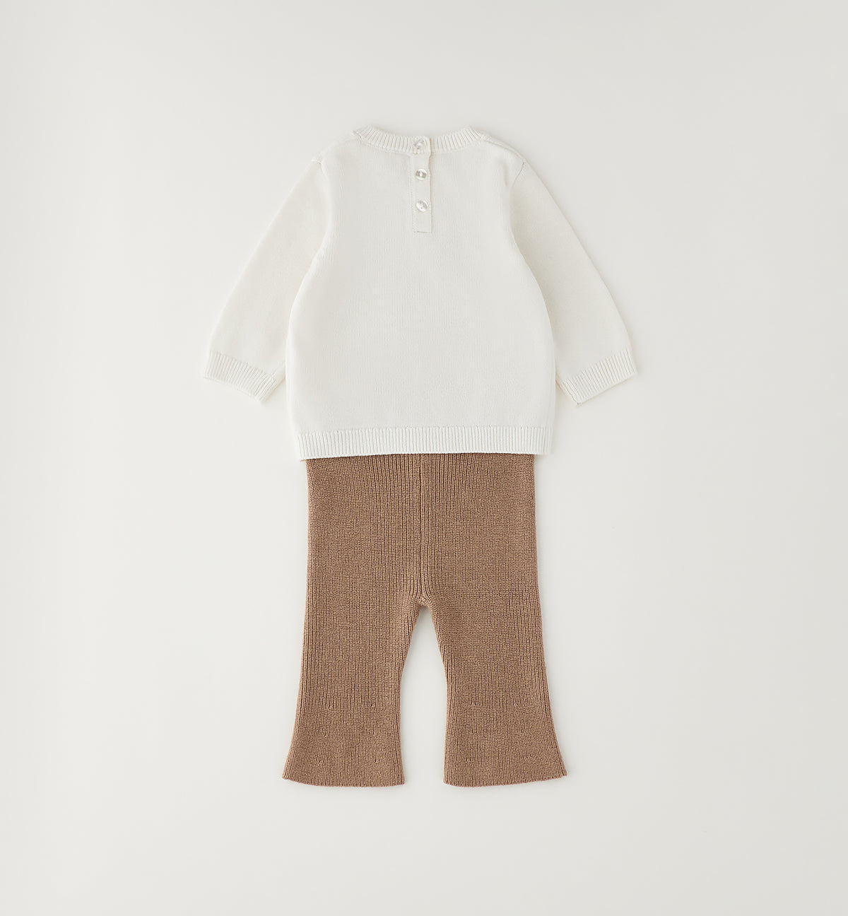 COORDINATO IN LANA MAGLIONCINO PANNA FIORI GIALLI E PANTALONE MARRONE