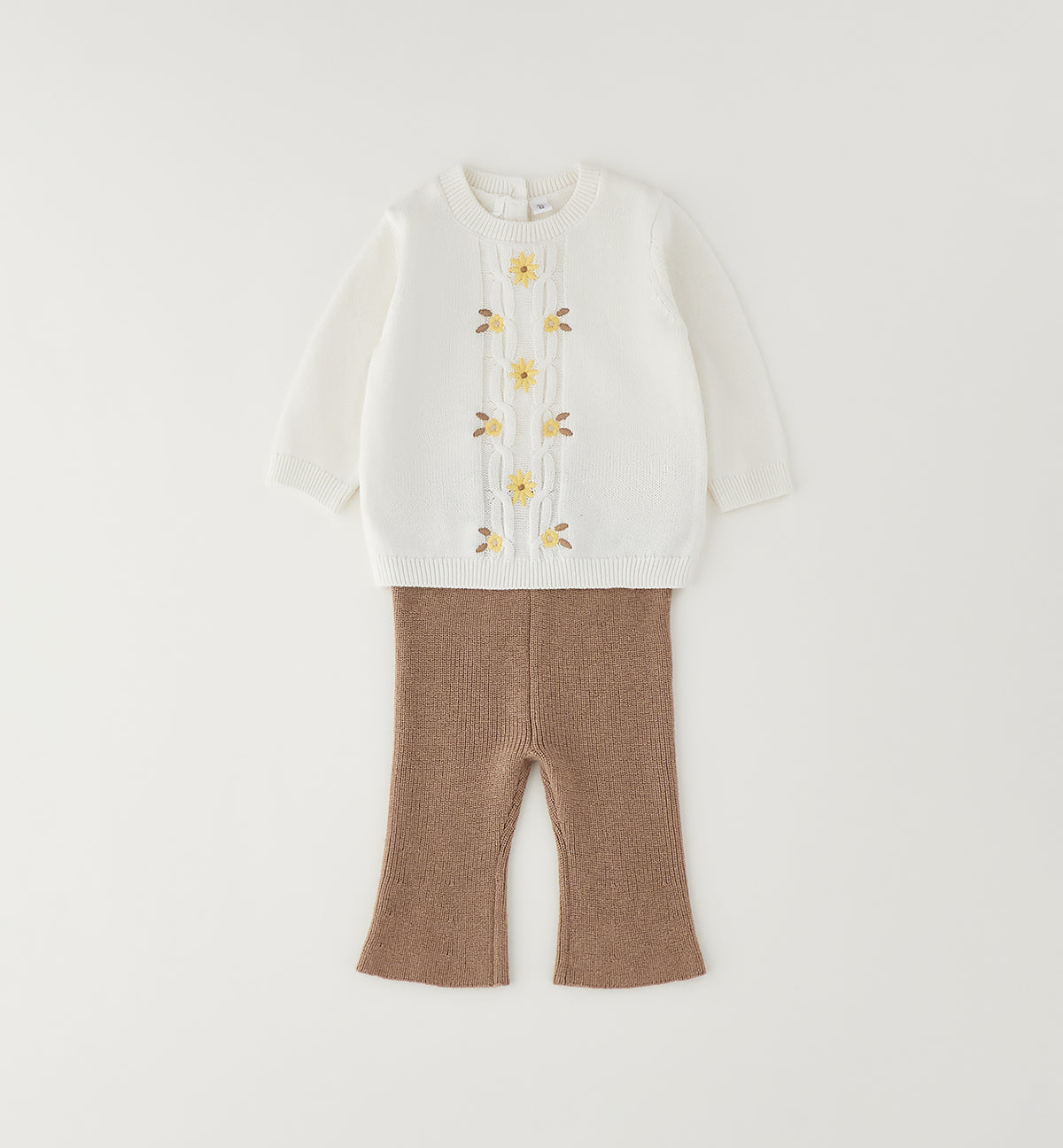 COORDINATO IN LANA MAGLIONCINO PANNA FIORI GIALLI E PANTALONE MARRONE