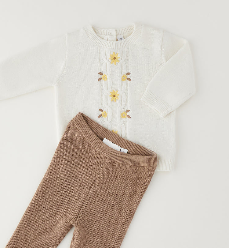 COORDINATO IN LANA MAGLIONCINO PANNA FIORI GIALLI E PANTALONE MARRONE